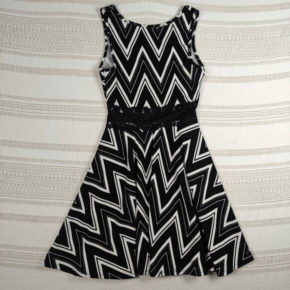 Wild Daisy Black White Chevron Mini Dress Lace Waist Cut Out Juniors S - Picture 2 of 8